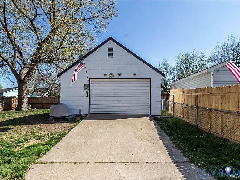 2500 Lee St — Photo 3