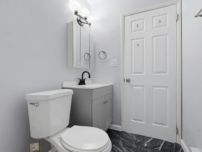 Hubbard Apartments — Photo 16
