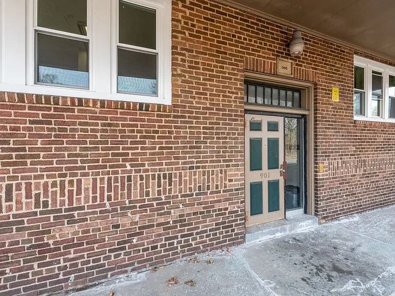 901 E Linwood Blvd — Photo 6