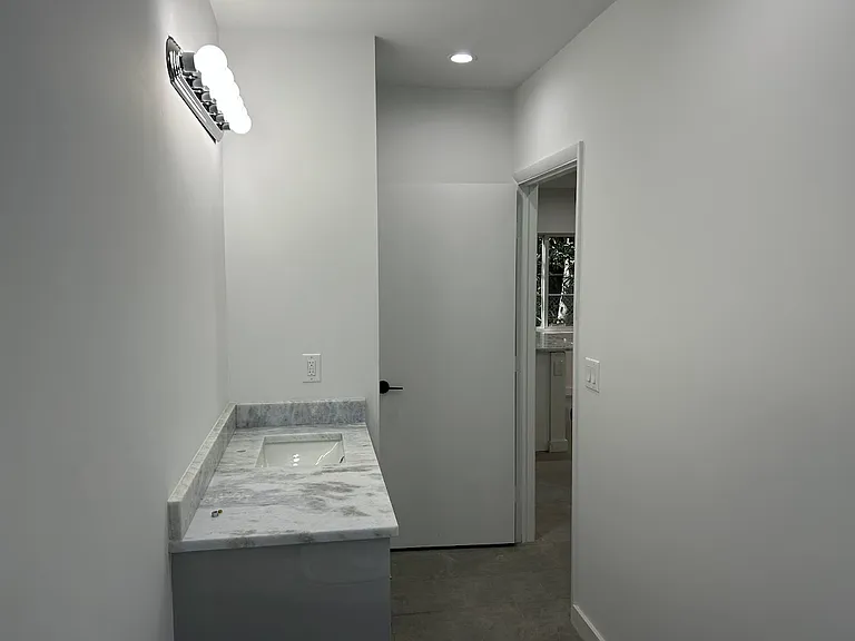 816 NW 3rd St #4 — Photo 6