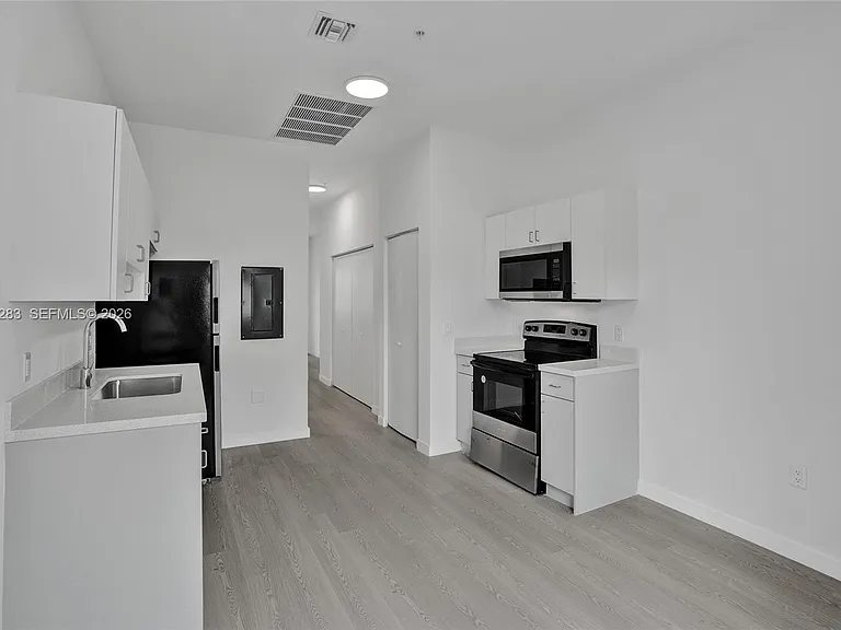 1567 NW 1st St #3 — Photo 2