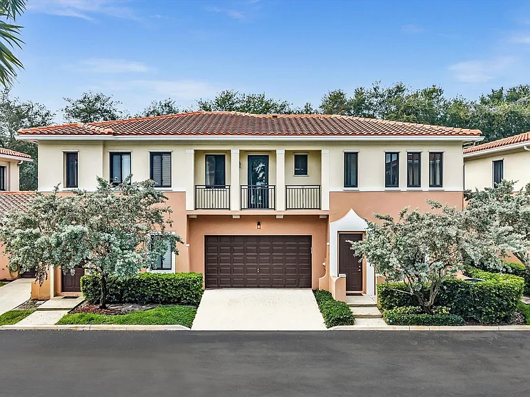 2414 Venetian Way — Photo 11
