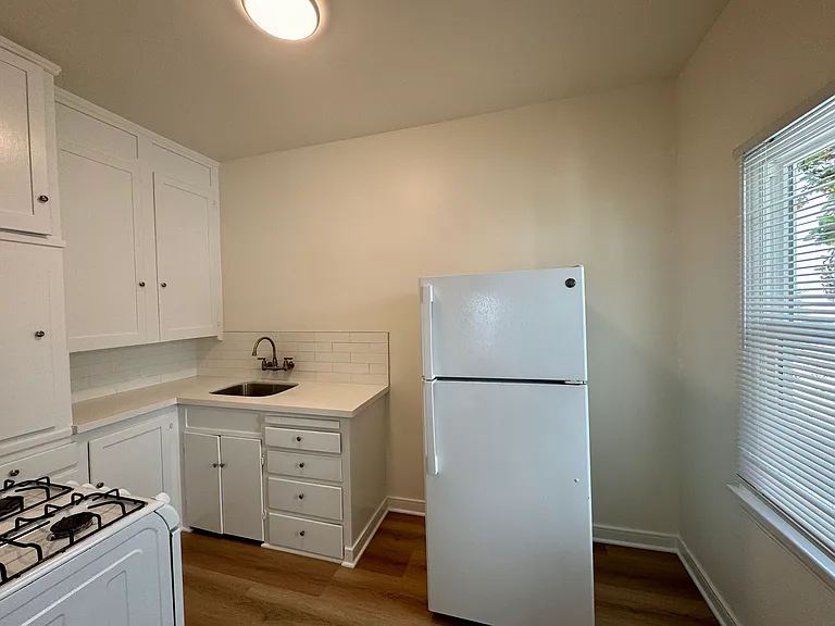 121 N La Peer Dr #2 — Photo 6