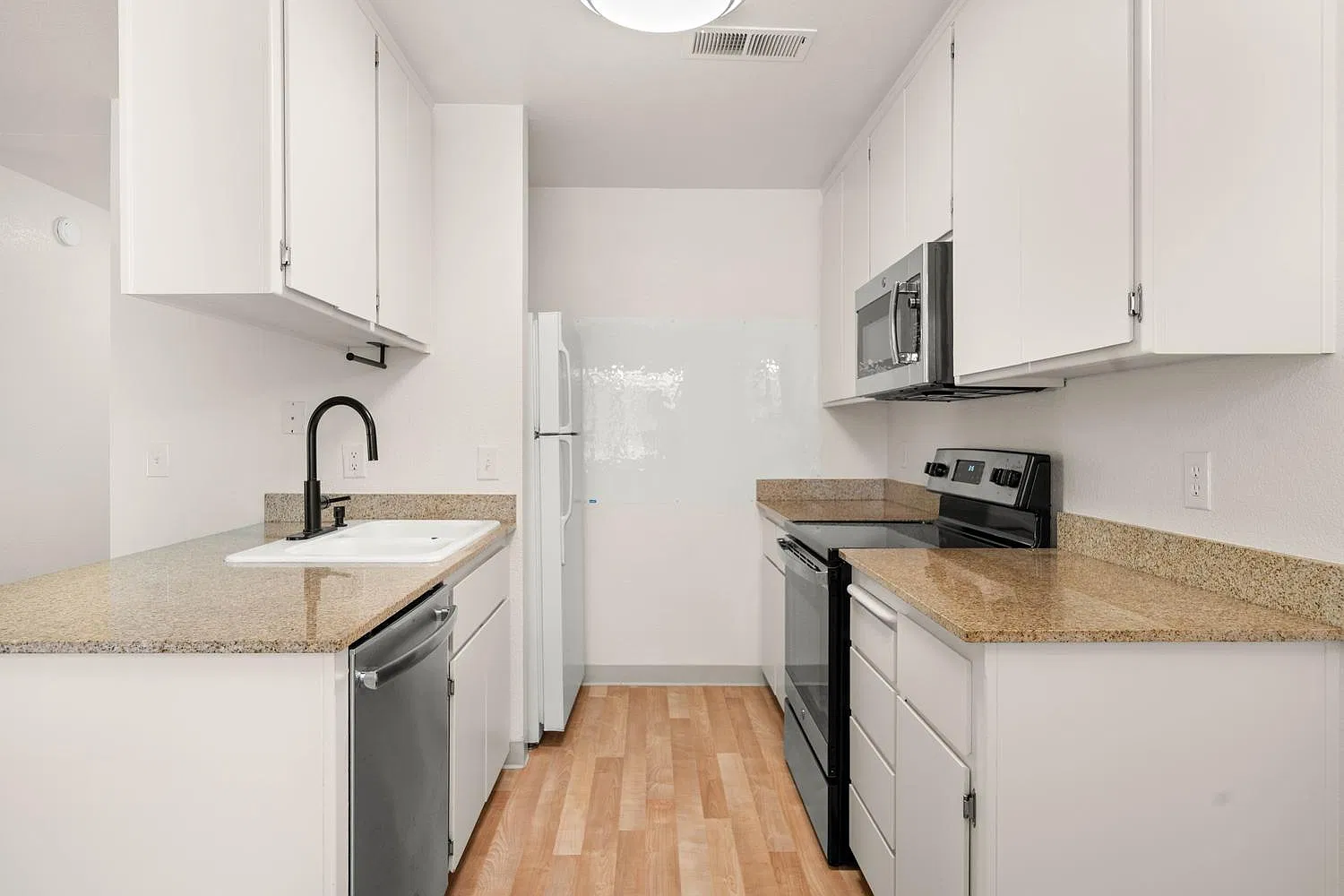 3 bed, 1008 sqft, $1,725 — Photo 3