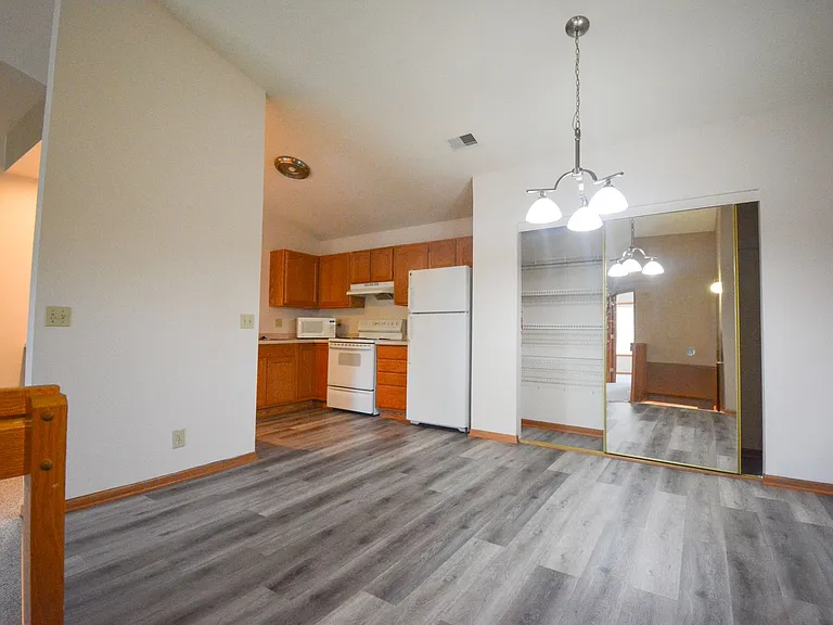 1915 Deerhaven Ln NE #6 — Photo 2