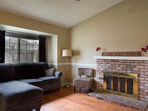 3rd image of 184 Gunnison Ave