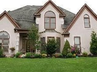 19 Trailwood Dr, Holland, PA 18966