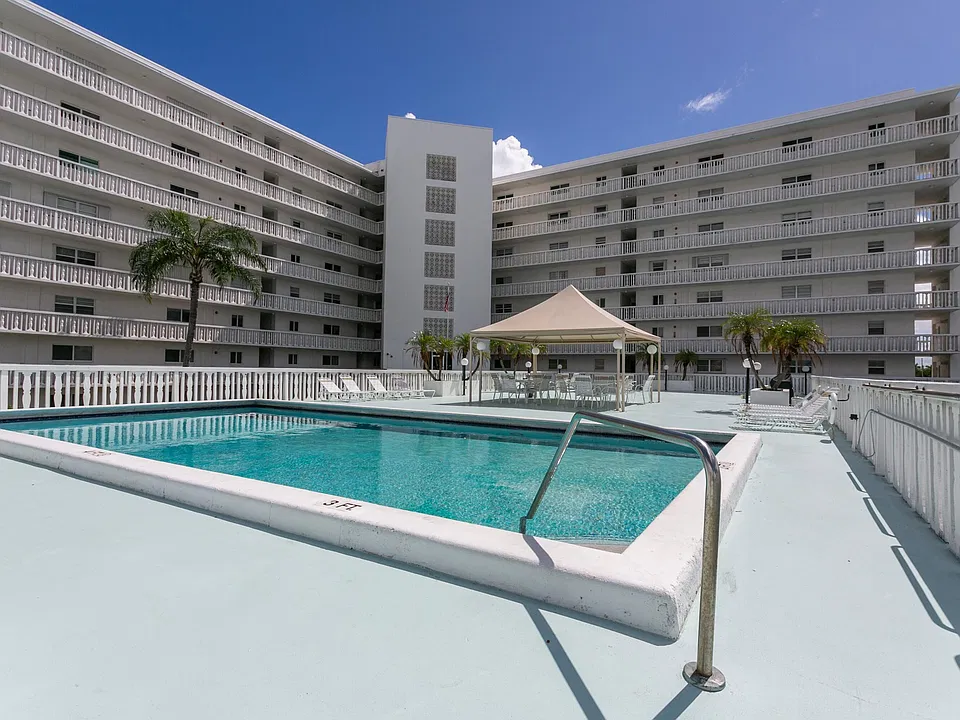 301 Lake Shore Dr #409