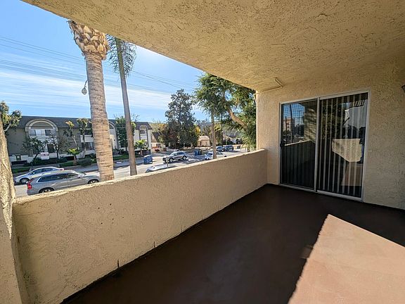 4th image of 13131 Moorpark St APT 406
