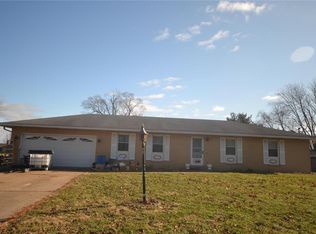 424 S Hickory St, Smithton, IL 62285