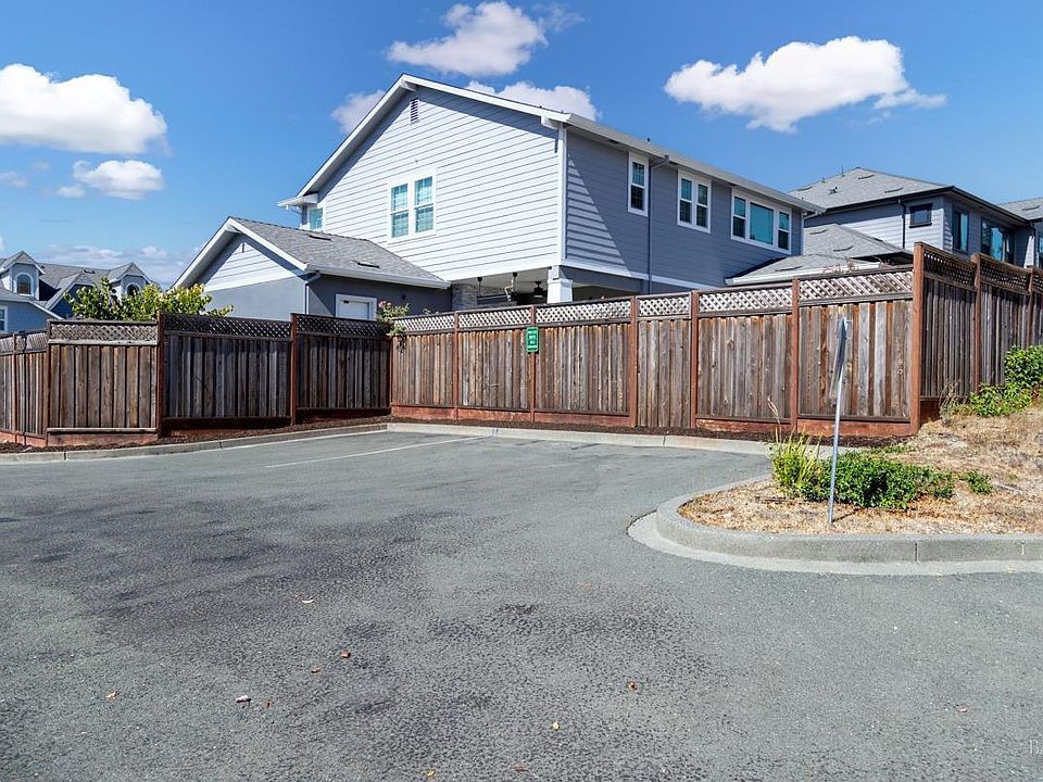 2nd image of 1927 Fountainview Circle