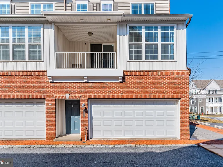 1323 Saxton Way — Photo 2