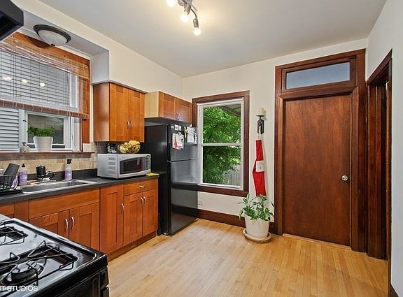 4th image of 5312 W Newport Ave