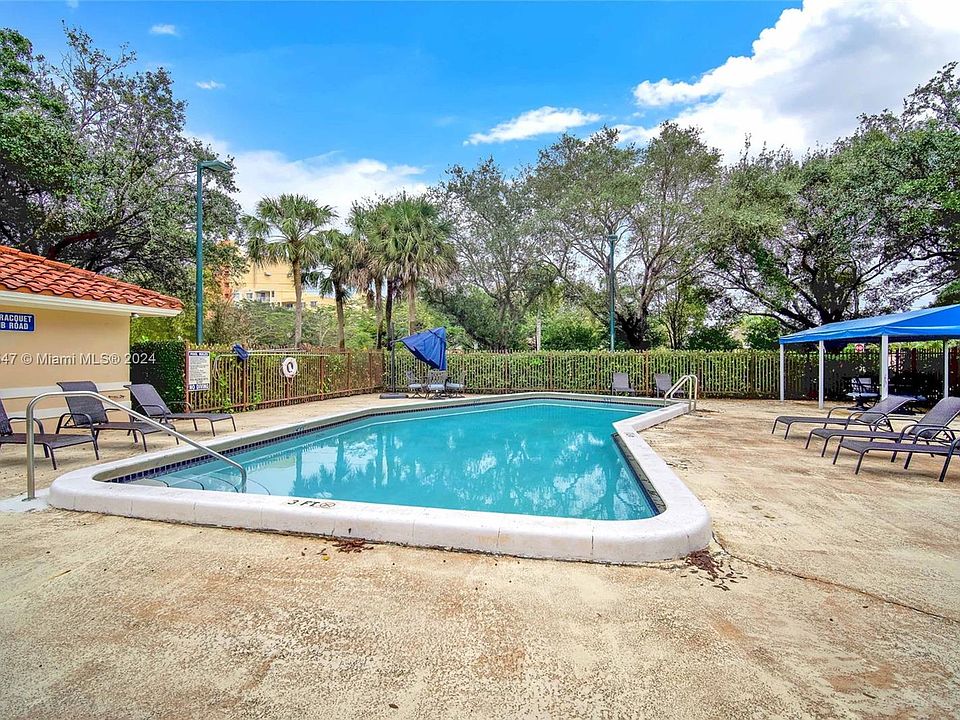 2nd image of 549 Racquet Club Rd APT 31