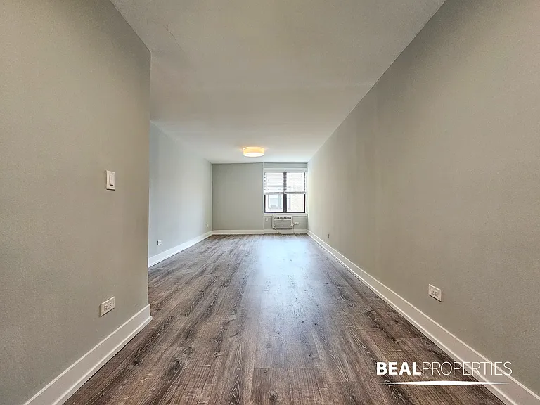 445 W Barry — Photo 12