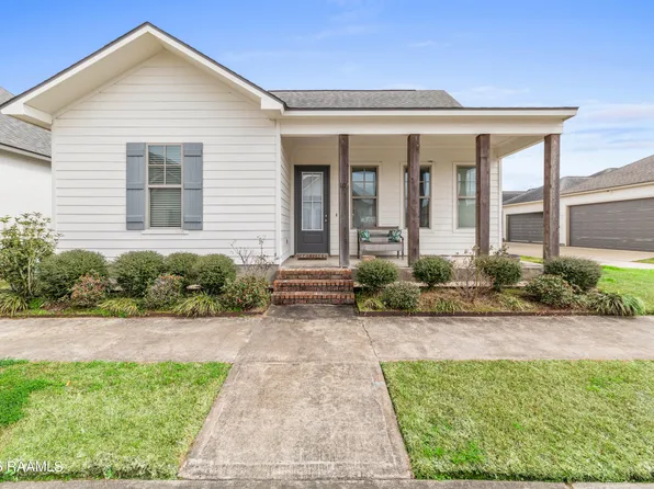 102 Long Cay Dr, Youngsville, LA 70592