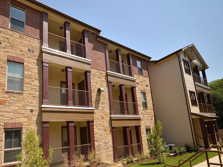 The Lakeshore Apartment Homes — Photo 8