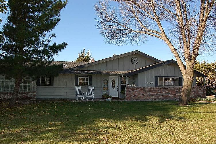 Great Curb appeal on this quiet street.