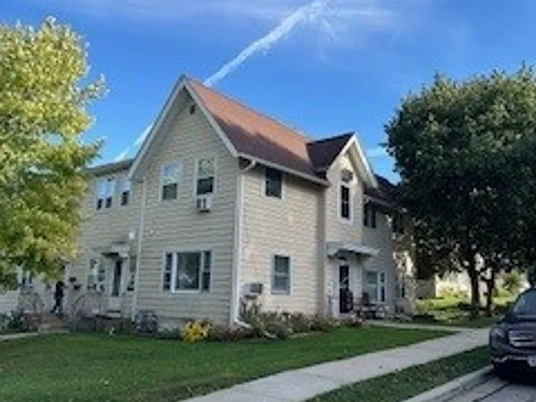 105 S 8th Ave — Photo 2