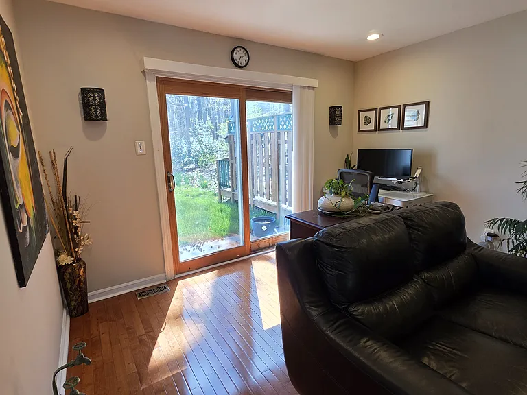 1281 Harrow Cres #1 — Photo 9