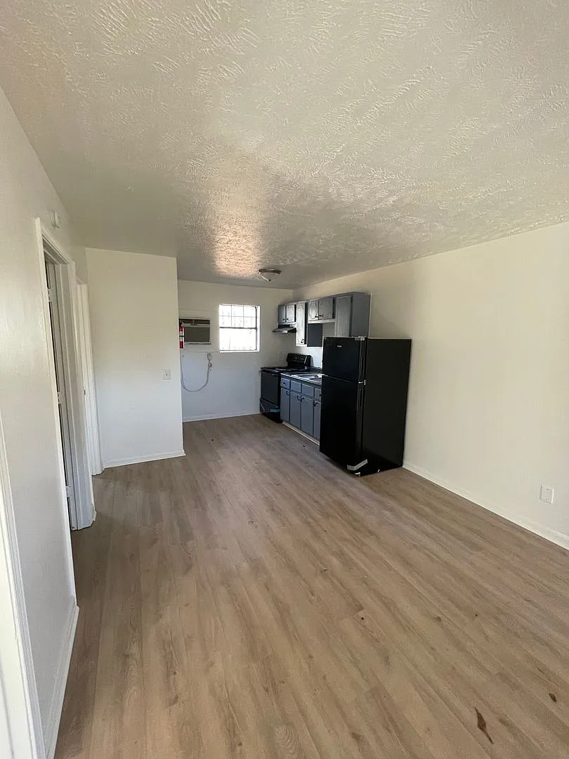 Golden Maple Apartments — Photo 4