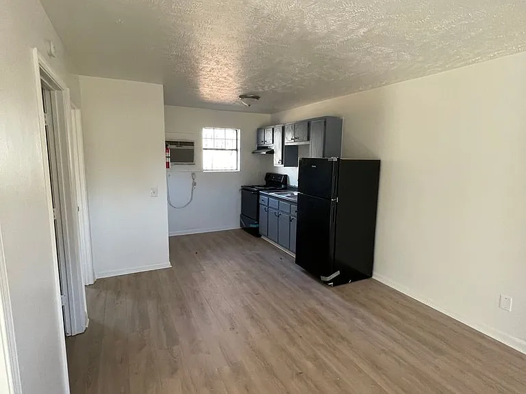Golden Maple Apartments — Photo 21