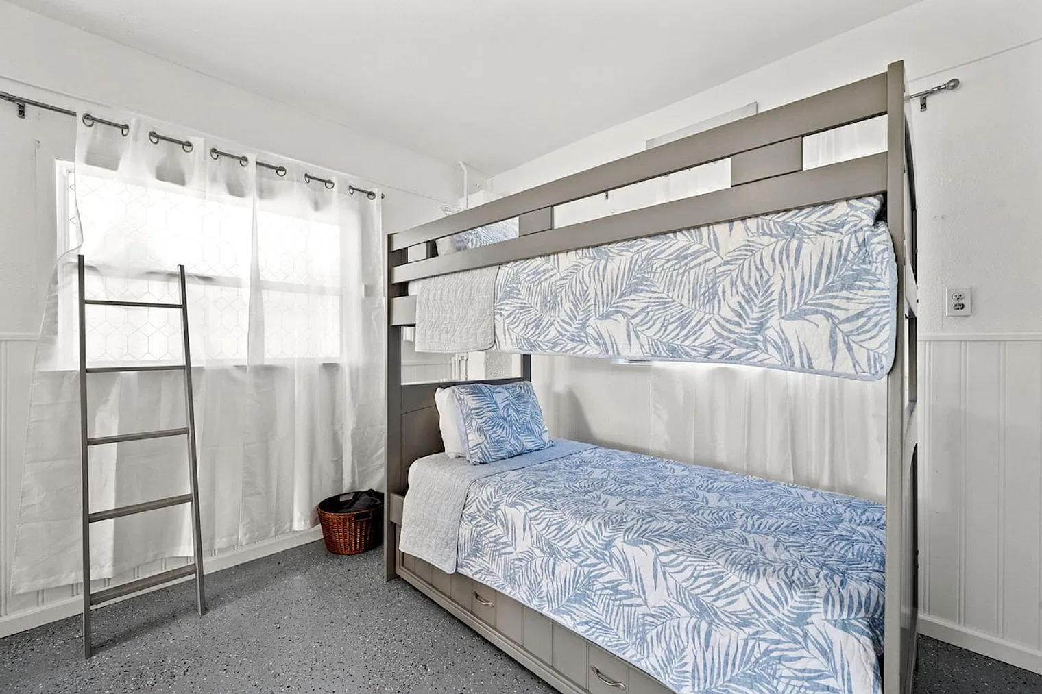 4 bed, 3.0 bath, $4,233 — Photo 4