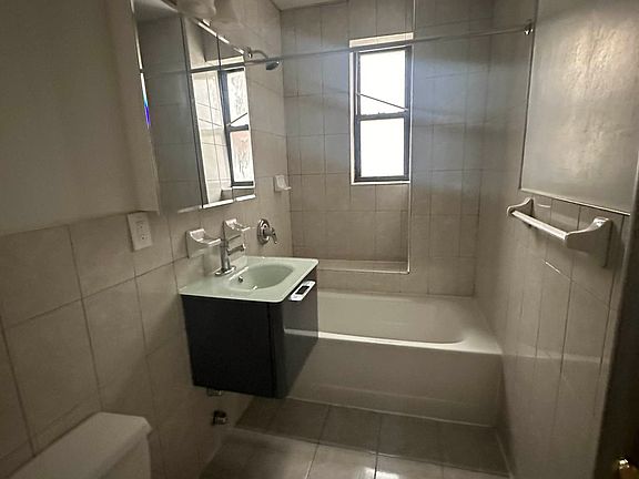 3rd image of 417 40th St APT A11