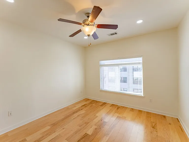 910 W 25th St #504 — Photo 16