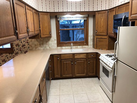 Main kitchen with appliances