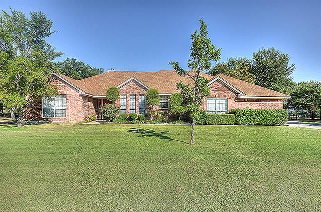 1st image of 108 Lakeside Oaks Cir