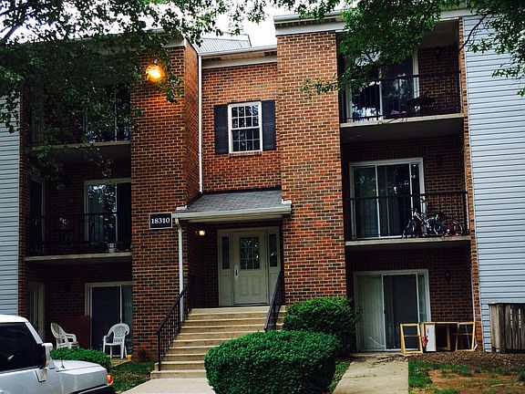 Covered building entry