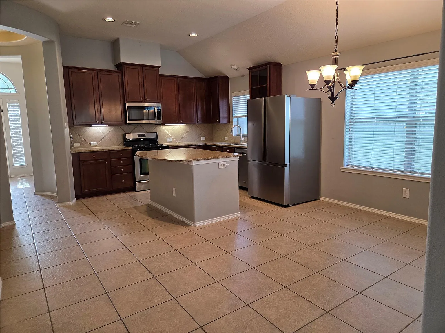 3 bed, 2.0 bath, 2049 sqft, $2,300 — Photo 3