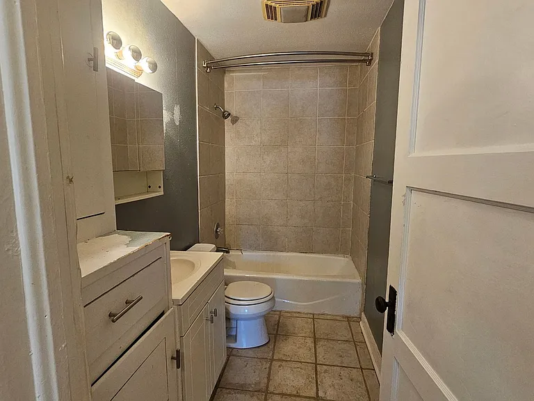 2620 N Elm St — Photo 22