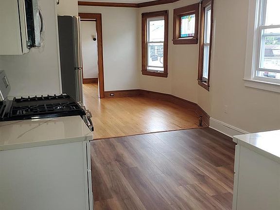 5th image of 130 Broughton Ave