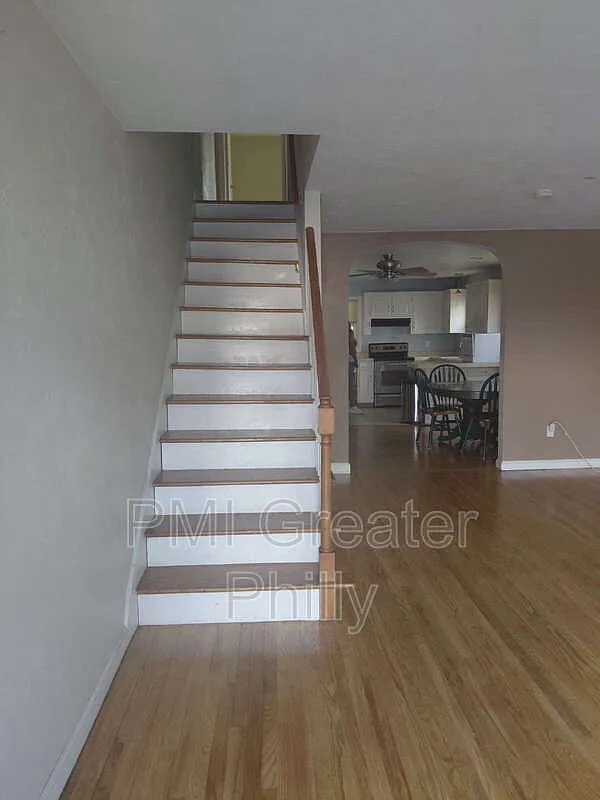 3 bed, 1.5 bath, 1230 sqft, $2,000 — Photo 3