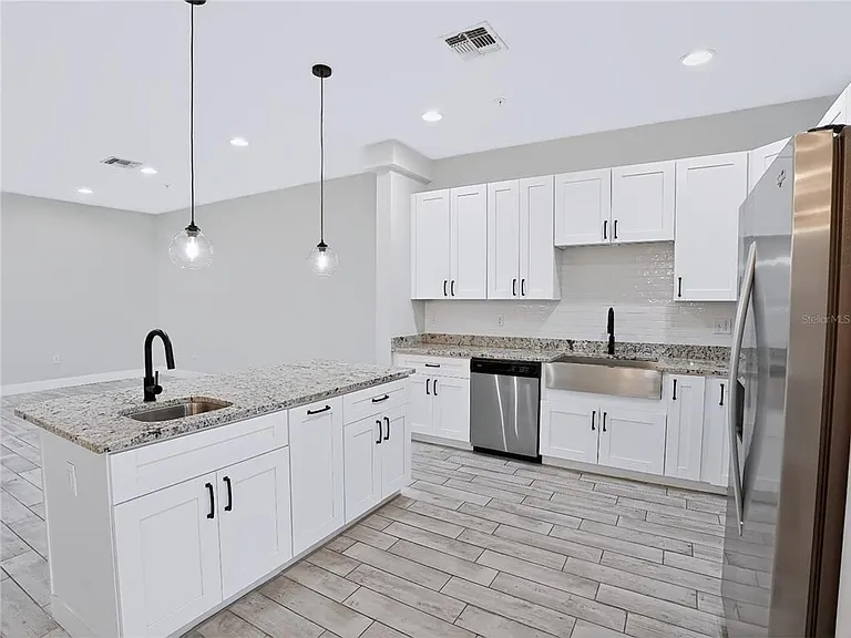 2233R E Kaley Ave #6 — Photo 3