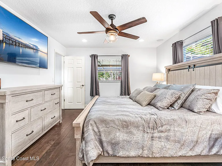 113 Las Palmas — Photo 24