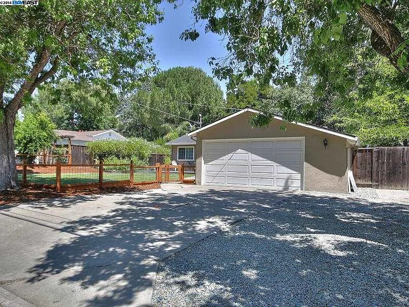 202 Greenwich Dr photo 1