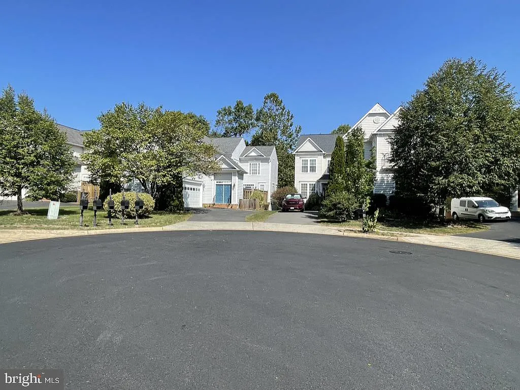 4 bed, 3.5 bath, 3395 sqft, $4,995 — Photo 2