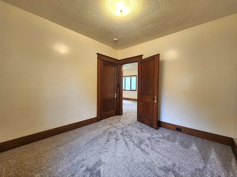 203 E Hines St — Photo 8