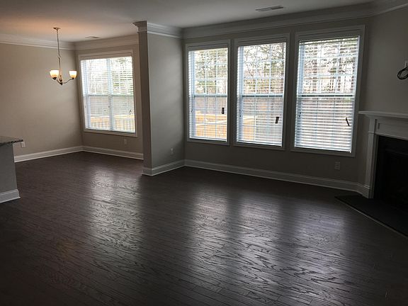 Living room / breakfast area