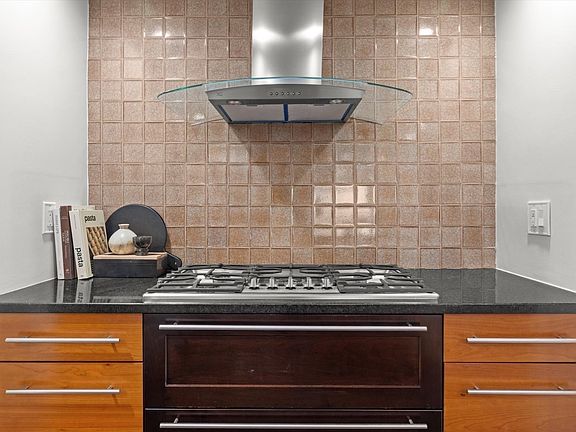 4th image of 85 E India Row #Penthouse