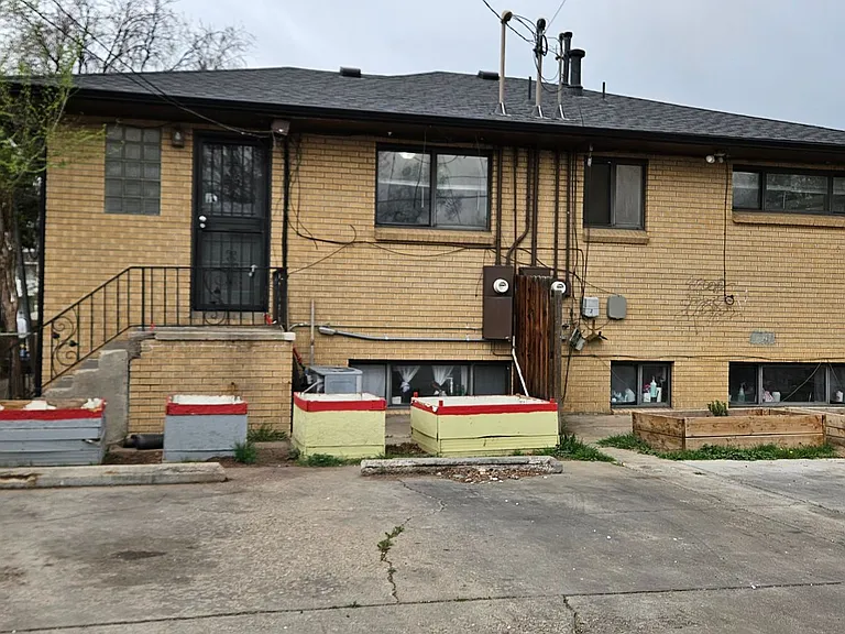 1134-1138 Akron St — Photo 41