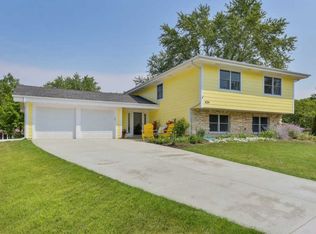 23W224 Edgewood Ct, Glen Ellyn, IL 60137