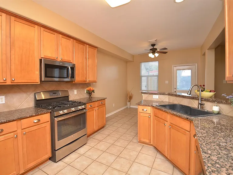 2911 Meadowglen Cv — Photo 10