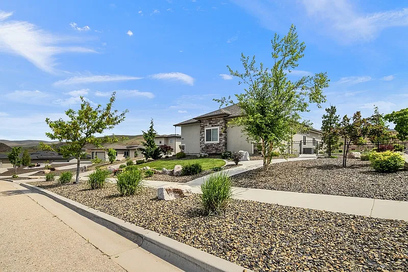 3 bed, 3.0 bath, 2475 sqft, $3,595 — Photo 2