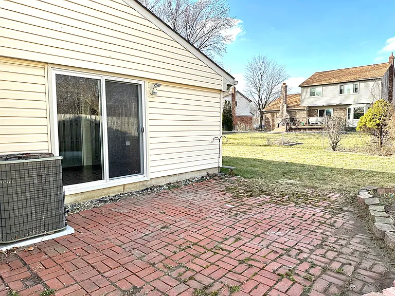 537 Randall Dr — Photo 16