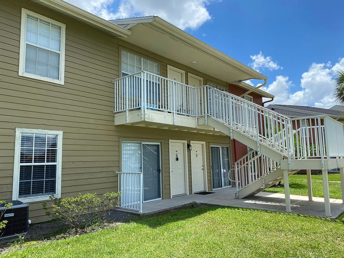 Building Photo - 302 Lake Parsons Grn #107
