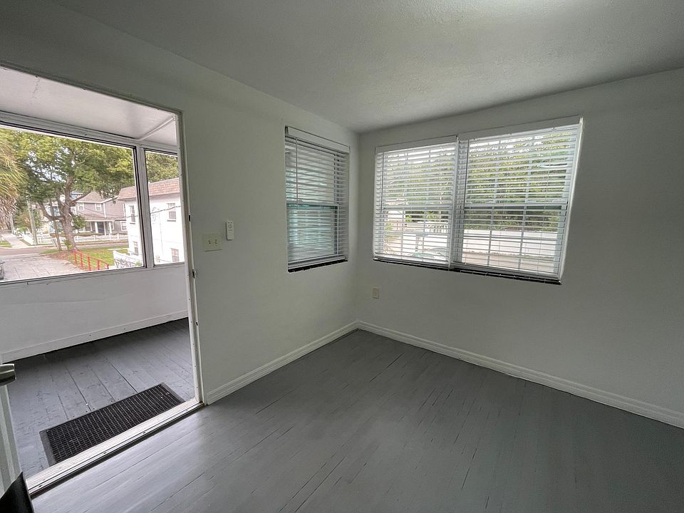 Entrance-Living room